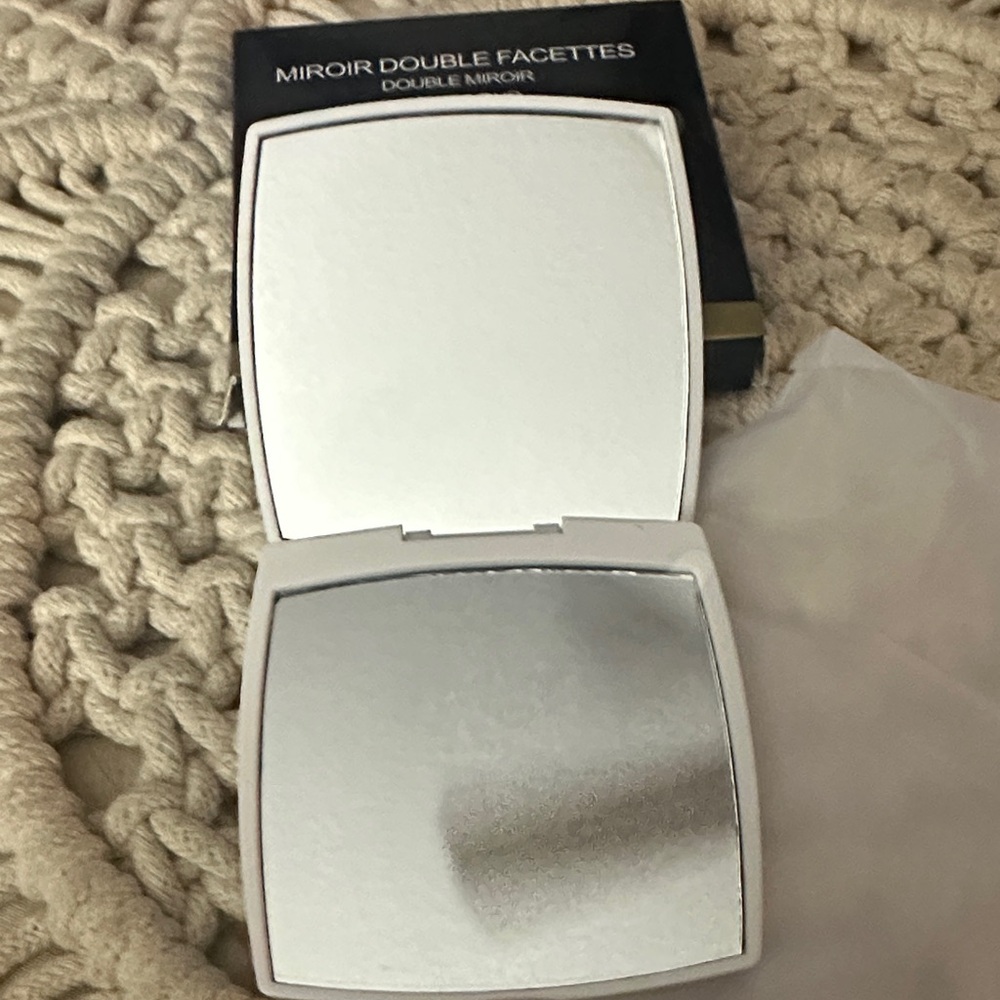 CHANEL Miroir Double Facettes in White and Black - Picture 5 of 10